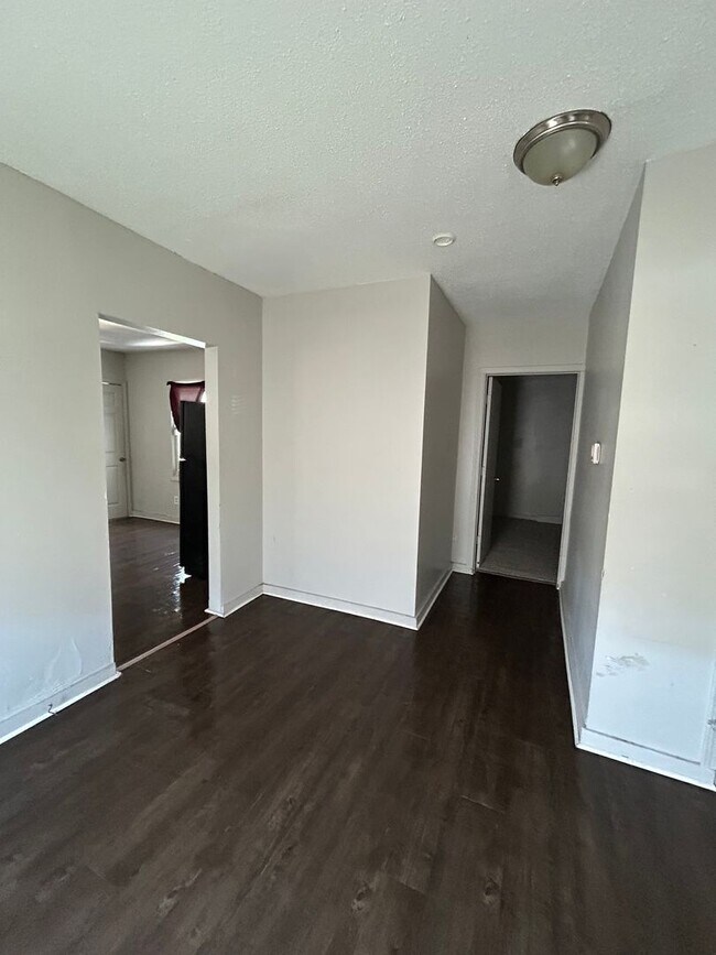 Foto del edificio - 3 bed 1 bath