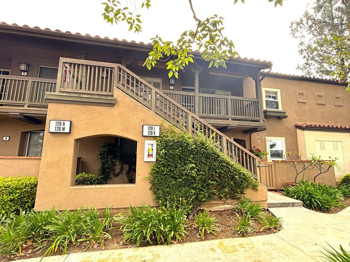 Foto principal - Stylish Upstairs Condo Next to Peter's Canyon