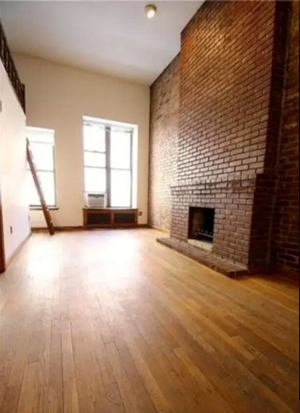 Foto principal - 128 W 74th St