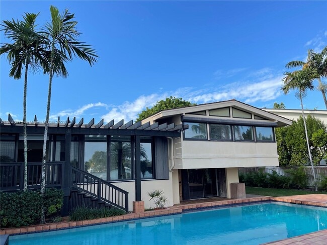 Building Photo - 725 N Mashta Dr