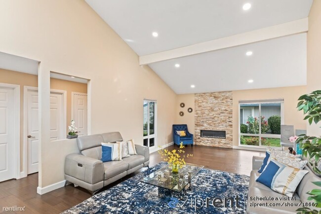 Building Photo - 4 br, 2 bath Townhome - 232 Beach Park Bou...
