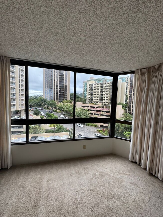 Foto del edificio - 2 bed 2 bath, 2 Reserved Parking at Nuuanu...