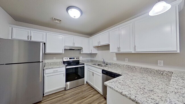 Foto del edificio - Condo Style Lower 2 bedroom 2 bathroom Renovated Apartment With A Lake View