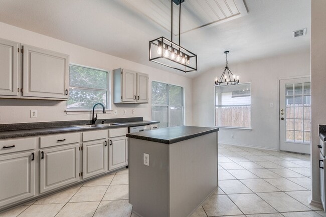 Building Photo - 3 Bedroom 2 Bathroom located in Pheasant R...