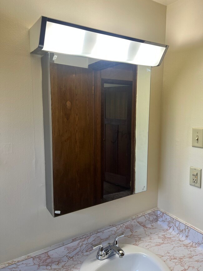 Baño 1 - 5820 S Indiana Ave