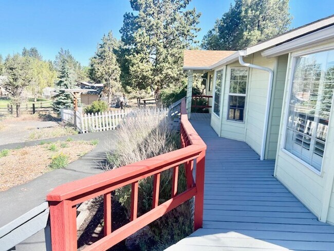 Building Photo - Serene & Spacious 4 bedroom on An Acre of ...