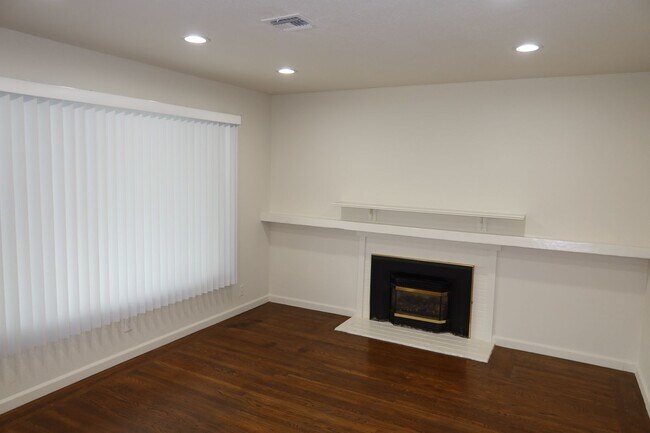 Foto del edificio - 3 br, 1 1/2 ba, 2 car gar in the Brentwood...