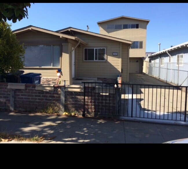 Foto del edificio - 110 Macdonald Ave