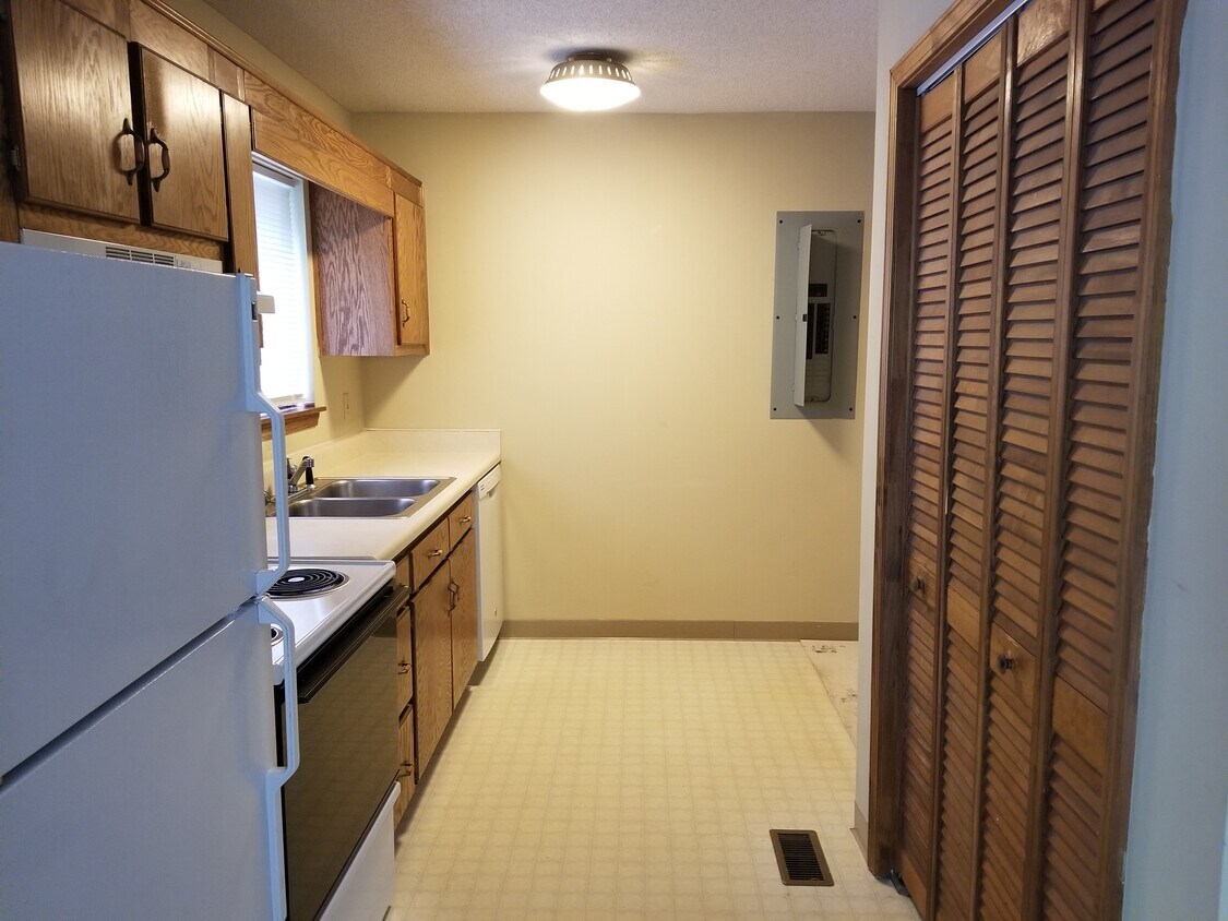 Kitchen/Laundry - 57 Greenleaf Ct