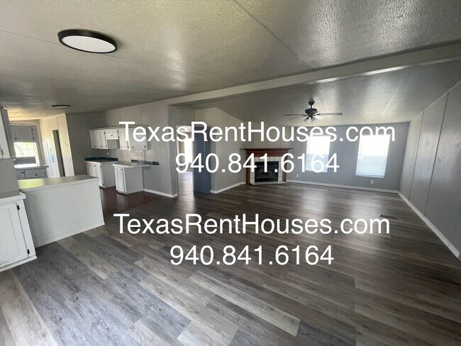 Building Photo - Beautiful Home with fireplace