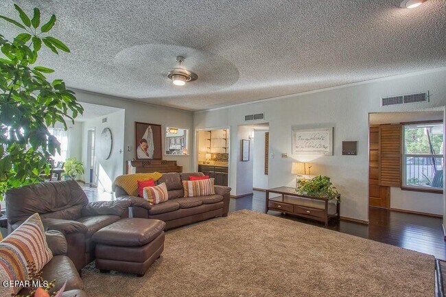 Building Photo - 6344 Via Aventura Dr