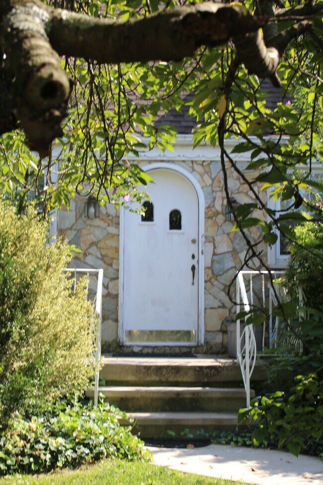 Front Entrance - 513 Concord Ave