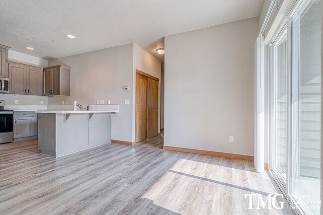 Building Photo - Gorgeous Duplex in Great Washougal Location with Dual Primary Suites!