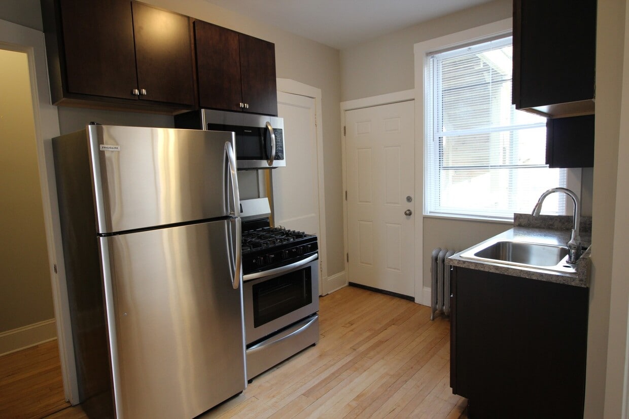Primary Photo - 4411 N La Crosse Ave
