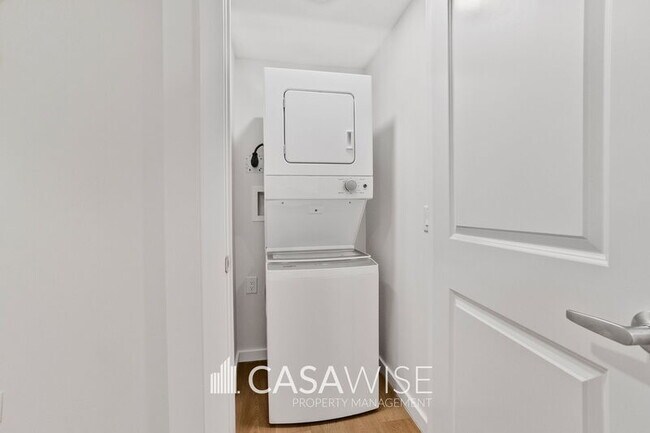 Photo du bâtiment - 8127-8228 228 St NW