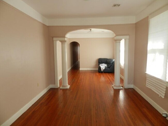 Building Photo - 4535 Canal St