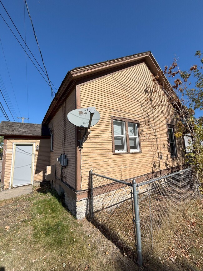 Building Photo - 516 15th St S