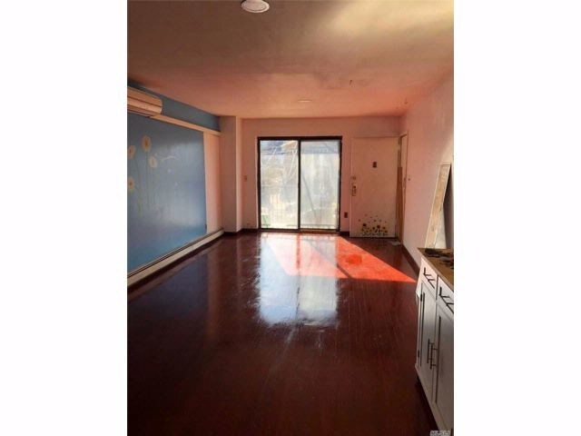 Building Photo - 137-27 Geranium Ave