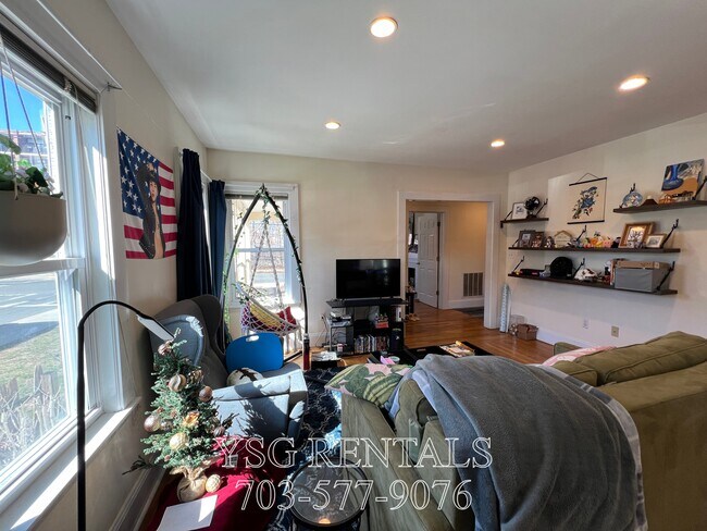 Foto del edificio - 231-237 Everett St