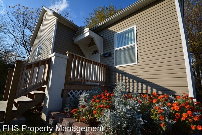 Building Photo - 3 br, 2 bath House - 1115 W. Locust Street