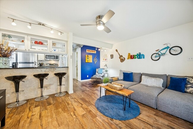 Building Photo - 1510 W 6th St