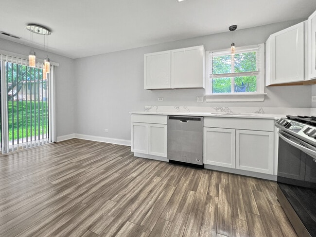 Building Photo - 24W500 Seabrook Ct