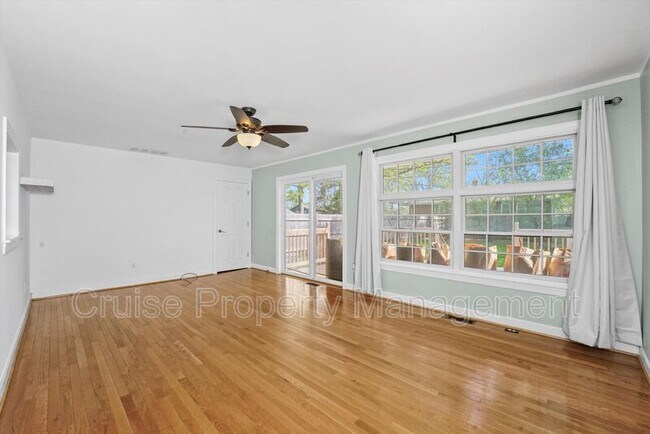Foto del edificio - 2415 Plum Tree Rd