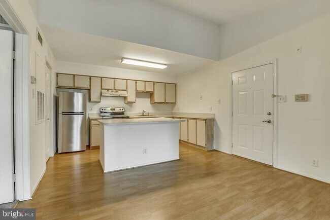 Foto del edificio - 3305 Wyndham Cir