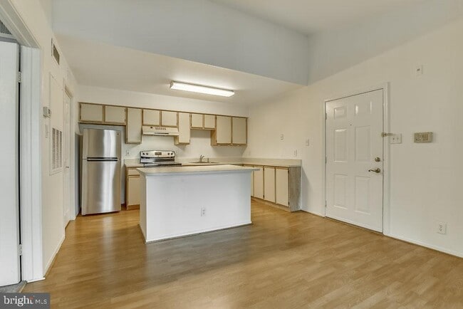 Building Photo - 3305 Wyndham Cir
