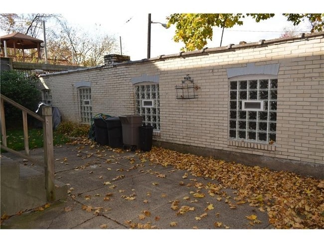 Building Photo - 706 S Linden Ave