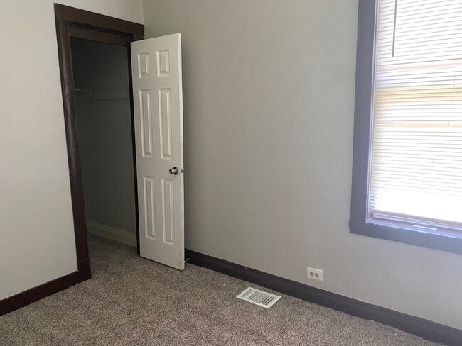 Building Photo - Spacious 5 bedroom house