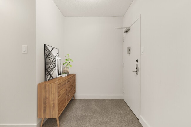 Foyer - 4141 N Henderson Rd