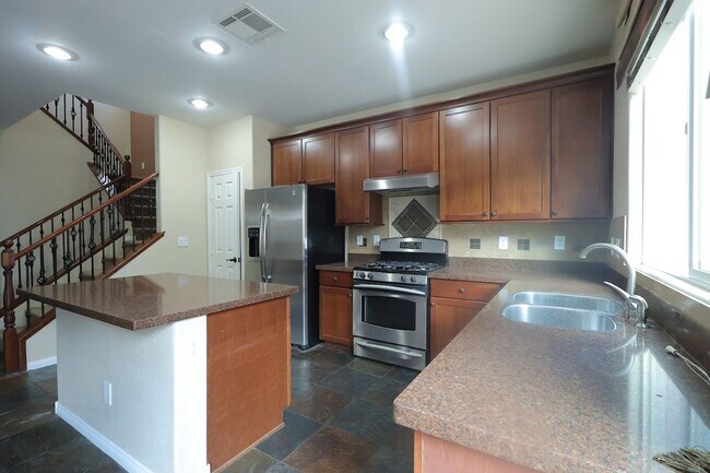 Foto del edificio - BEAUTIFUL 3 BEDS WITH 2.5 BATH HOUSE