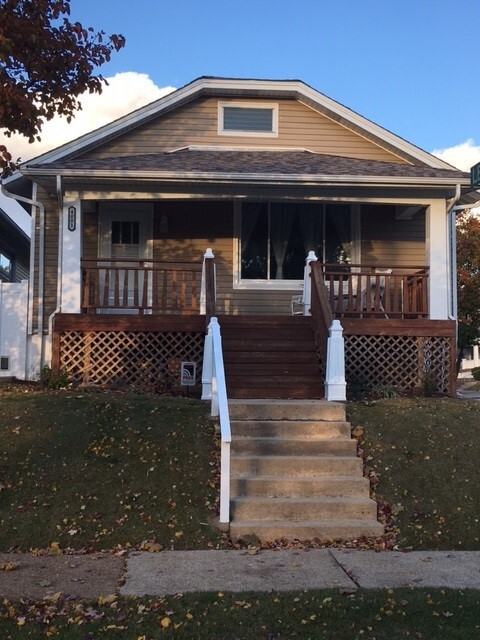 Corner Lot - 2 Car Garage - 4001 Walsh St