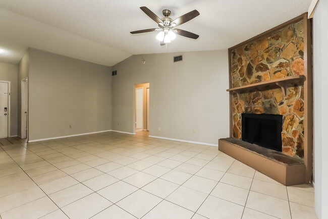 Building Photo - 110 Field Ln