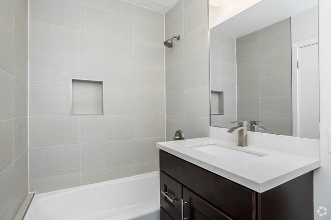 2BR, 1BA - 800 SF - 909 W Beach Ave
