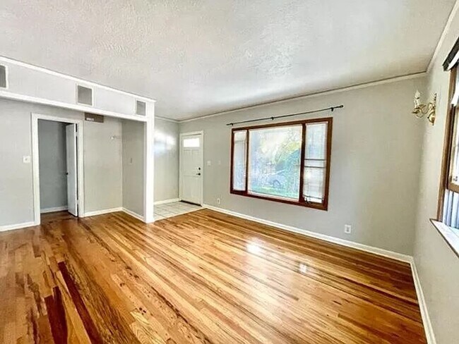 Building Photo - Charming 2 Bedroom 1 Bath Home in the Desi...
