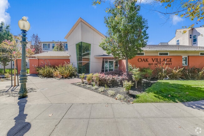 Building Photo - Oak Village