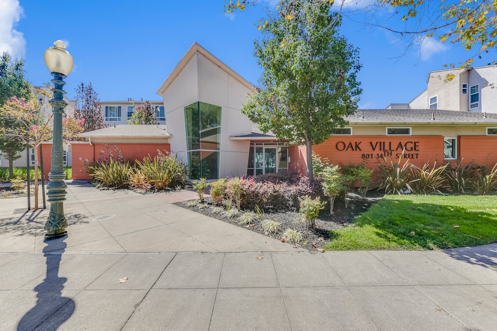 Primary Photo - Oak Village