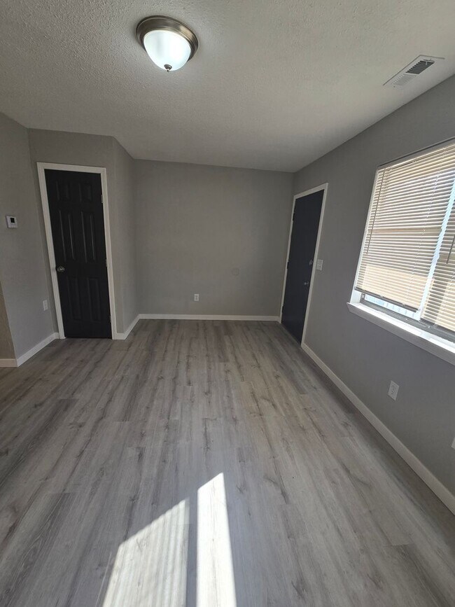 Foto del edificio - 1 Bedroom 1 Bathroom Apartment!