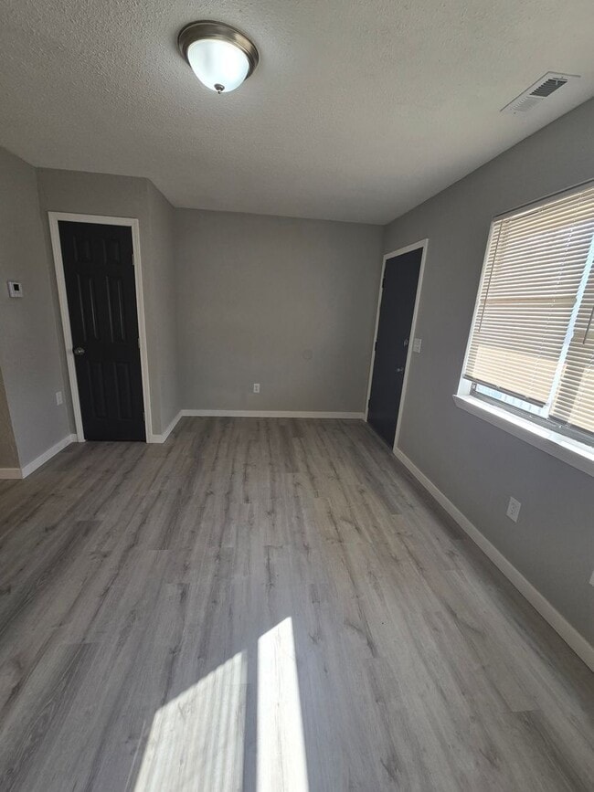 Building Photo - 1 Bedroom 1 Bathroom Apartment!