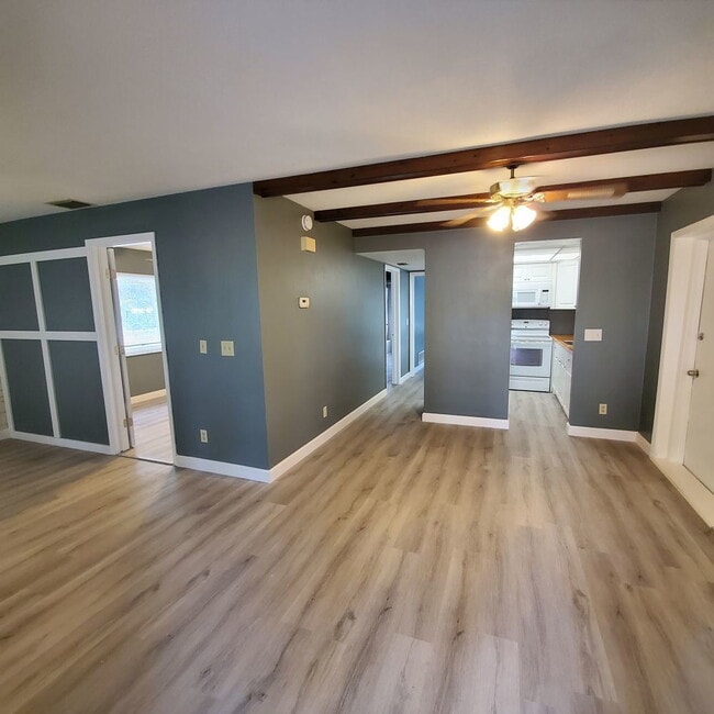 Building Photo - Duplex with 2bedrooms & another room that could be 3rd bedroom or office den space.