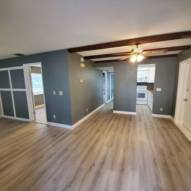 Foto del edificio - Duplex with 2bedrooms & another room that could be 3rd bedroom or office den space.