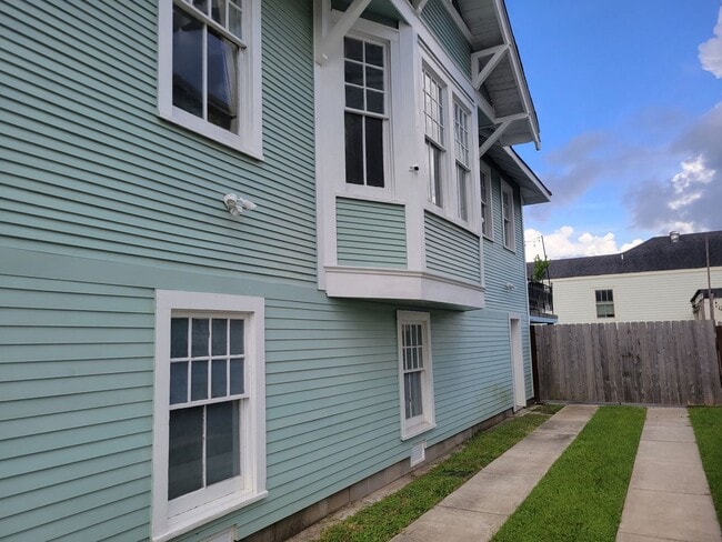 Foto del edificio - Spacious 3BD/2.5BA Uptown on Marengo St w/ Huge Backyard