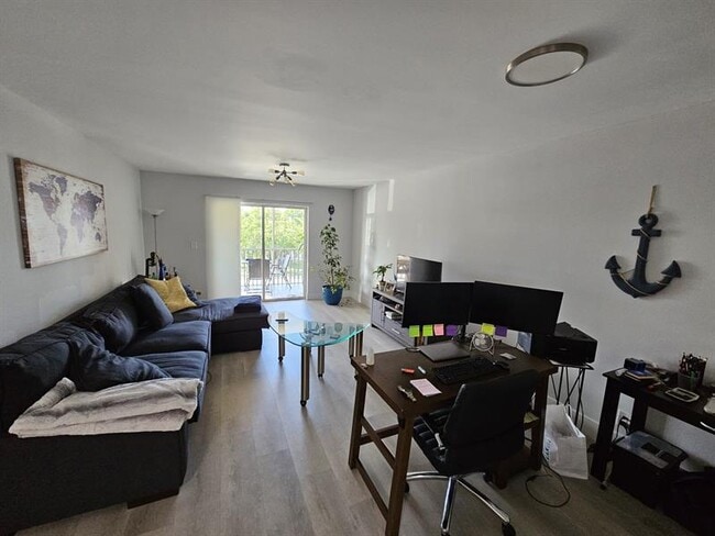 Foto del edificio - 101 E McNab Rd