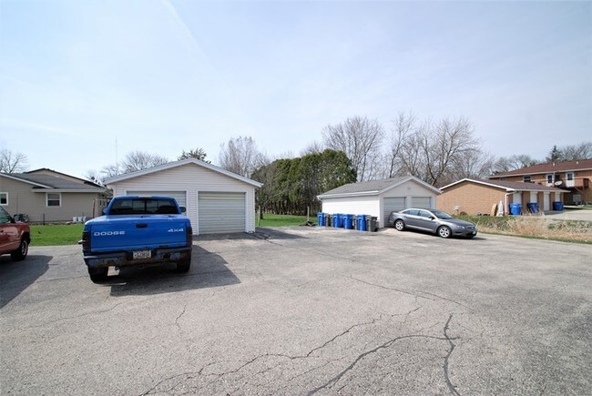 Garages - 1028 Meadow St
