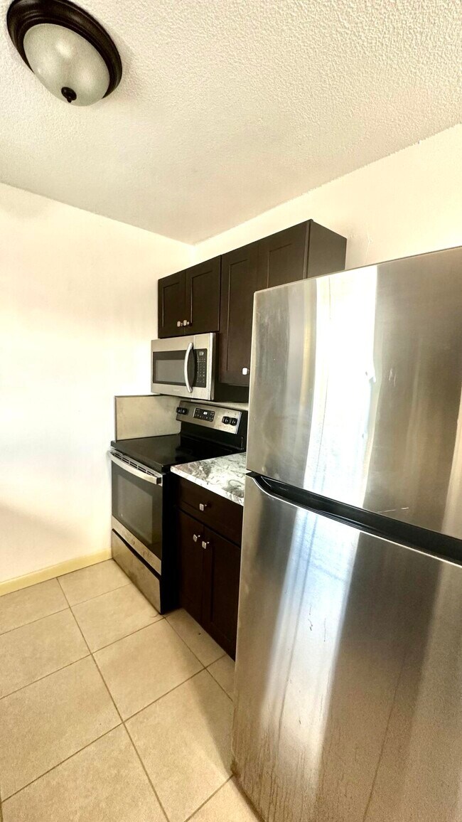 Foto del edificio - 944 W 10th St