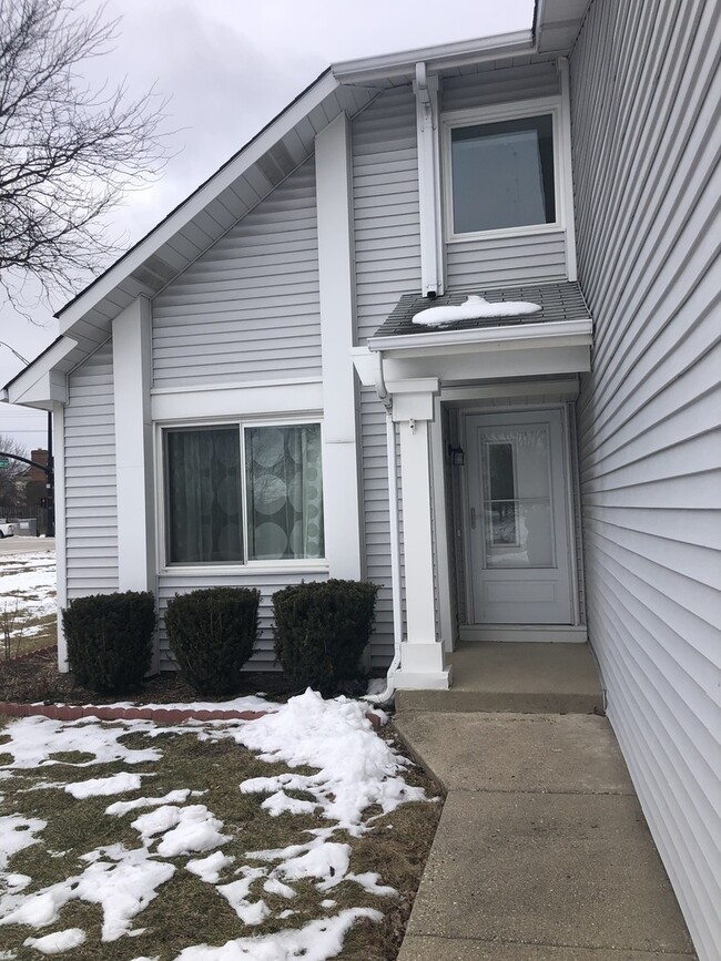 Building Photo - 601 Bordeaux Ct E