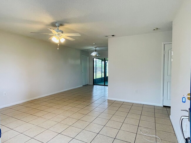 Building Photo - NW Palm Bay 3/2 with 1 car garage and encl...