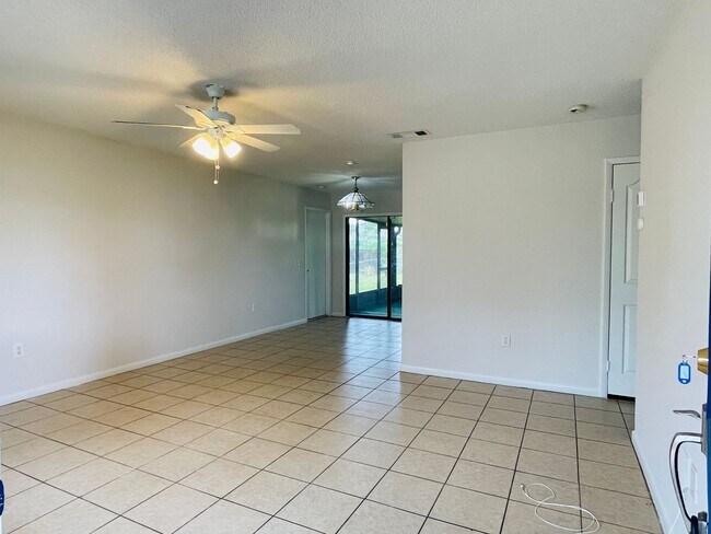 Foto del edificio - NW Palm Bay 3/2 with 1 car garage and encl...